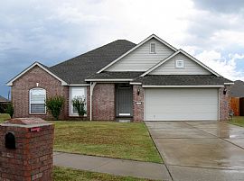 This Single-Story, Spacious House in Glen Eagles Iv Includes in Broken Arrow, OK