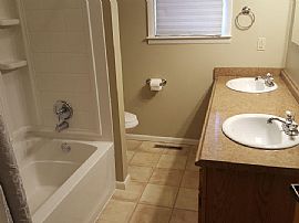 Beautiful Downtown Bentonville Home For Rent. 2bd, 1ba, All App in Bentonville, AR (Photo 3 of 8)