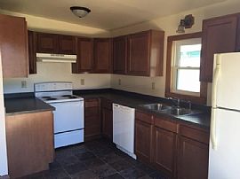 3 Bedrooms 2 Full Bathrooms in Lincoln, NE (Photo 4 of 6)