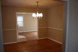 Updated and Spacious 4bd/2.5ba/ in Overland Park, KS (Photo 4 of 10)