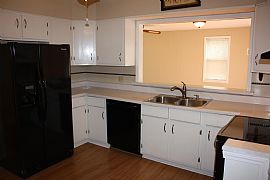 Updated and Spacious 4bd/2.5ba/ in Overland Park, KS (Photo 5 of 10)