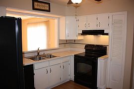 Updated and Spacious 4bd/2.5ba/ in Overland Park, KS (Photo 6 of 10)