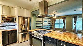 Beautifully Updated 3bed 2bath, Move-In Ready Home on An Extra in Austin, TX (Photo 7 of 11)