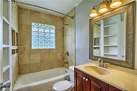 Beautifully Updated 3bed 2bath, Move-In Ready Home on An Extra in Austin, TX (Photo 9 of 11)