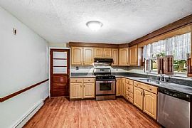 3 Bedroom House in Framingham, MA (Photo 4 of 9)