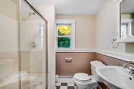 3 Bedroom House in Framingham, MA (Photo 8 of 9)