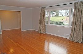 Newly Updated Top to Bottom, This Warm and Welcoming Cul-De-Sac in Summit, NJ (Photo 3 of 9)