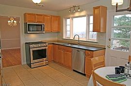 Newly Updated Top to Bottom, This Warm and Welcoming Cul-De-Sac in Summit, NJ (Photo 5 of 9)