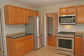 Newly Updated Top to Bottom, This Warm and Welcoming Cul-De-Sac in Summit, NJ (Photo 6 of 9)