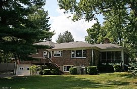 Newly Updated Top to Bottom, This Warm and Welcoming Cul-De-Sac in Summit, NJ (Photo 9 of 9)