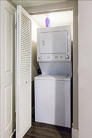 Spacious and Elegant 1bed/2bath Condo in Los Angeles, CA (Photo 11 of 12)