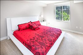 Spacious and Elegant 1bed/2bath Condo in Los Angeles, CA (Photo 3 of 12)