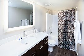 Spacious and Elegant 1bed/2bath Condo in Los Angeles, CA (Photo 9 of 12)