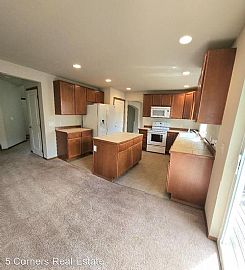 Charming 4 Br Spacious/open + Garage In-Unit Laundry in Everett, WA (Photo 2 of 4)