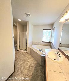 Charming 4 Br Spacious/open + Garage In-Unit Laundry in Everett, WA (Photo 4 of 4)