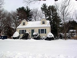 Charming Ne Cape, Quiet Picturesque Community, Close to All Mai in Framingham, MA