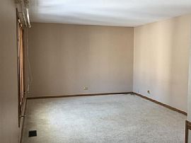 4 Bedrooms 2 Full, 1 Partial Bathrooms in Aurora, IL (Photo 3 of 6)