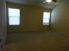 Single Family Home For Rent in Houston, TX (Photo 2 of 5)
