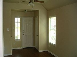 Single Family Home For Rent in Houston, TX (Photo 2 of 5)