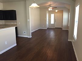 Single Family Home For Rent in Houston, TX (Photo 3 of 5)