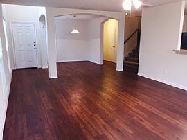 Single Family Home For Rent in Houston, TX (Photo 2 of 5)