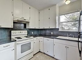 Single Family Home For Rent  in Austin, TX (Photo 3 of 4)