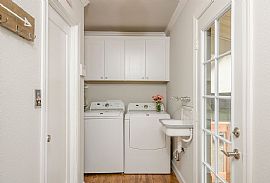 Warm and Welcoming 2 Bedroom, 1 Bathroom in Sacramento, CA (Photo 4 of 6)