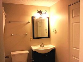 Beautiful 4beds 1.5bath Home in Columbus/large Eat-In Kitchen in Columbus, OH (Photo 9 of 12)