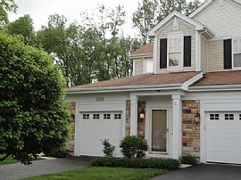 Single Family Home in Island Lake, IL