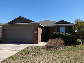 Single Family Home in Forest Hills, TX