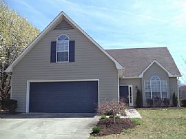 Single Family Home in Powell, TN