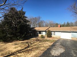 Move in Ready, Nestled in The Corner of 141 and Manchester.  in Ballwin, MO