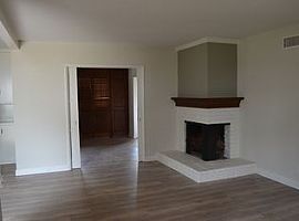 Single Family Home For Rent  in Woodland Hills, CA (Photo 4 of 4)