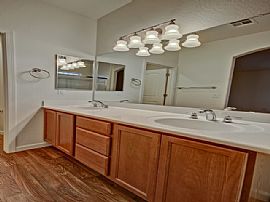 Single Family Home in Phoenix, AZ (Photo 9 of 10)