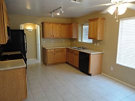 Single Family Home in Glendale, AZ (Photo 7 of 10)