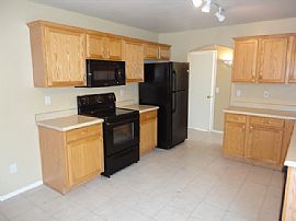 Single Family Home in Glendale, AZ (Photo 8 of 10)