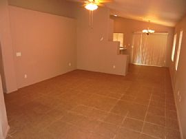 Single Family Home in Peoria, AZ (Photo 3 of 10)