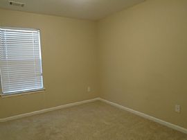 Single Family Home in Fairburn, GA (Photo 9 of 12)