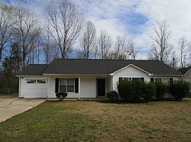 Single Family Home in Rex, GA