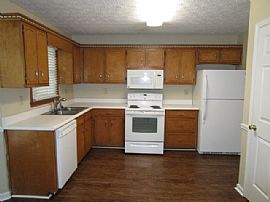 Single Family Home in Snellville, GA (Photo 4 of 12)