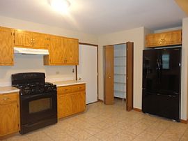 Single Family Home in Joliet, IL (Photo 4 of 6)