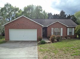 Single Family Home in Clinton, TN