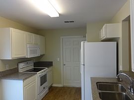 Beautiful Single Family Home For Rent in Kissimmee, FL (Photo 2 of 3)