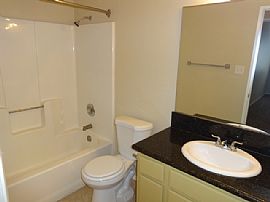 Single Family Home in Bakersfield, CA (Photo 4 of 5)