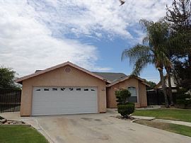 Single Family Home in Delano, CA