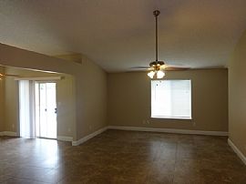 Single Family Home in Delano, CA (Photo 2 of 6)