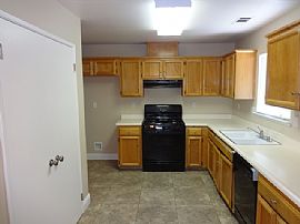 Single Family Home in Delano, CA (Photo 3 of 6)