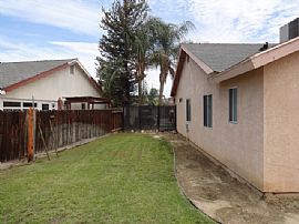 Single Family Home in Delano, CA (Photo 5 of 6)