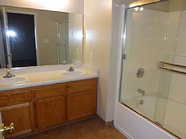 Single Family Home in Bakersfield, CA (Photo 4 of 6)