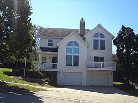 Single Family Home in Waukesha, WI
